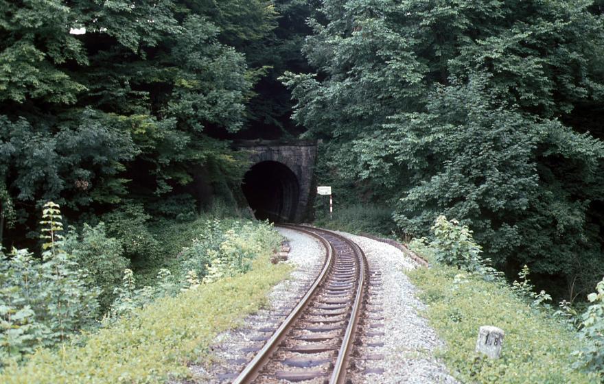 Westportal des Riedentunnels 1981, heute ein Radweg.