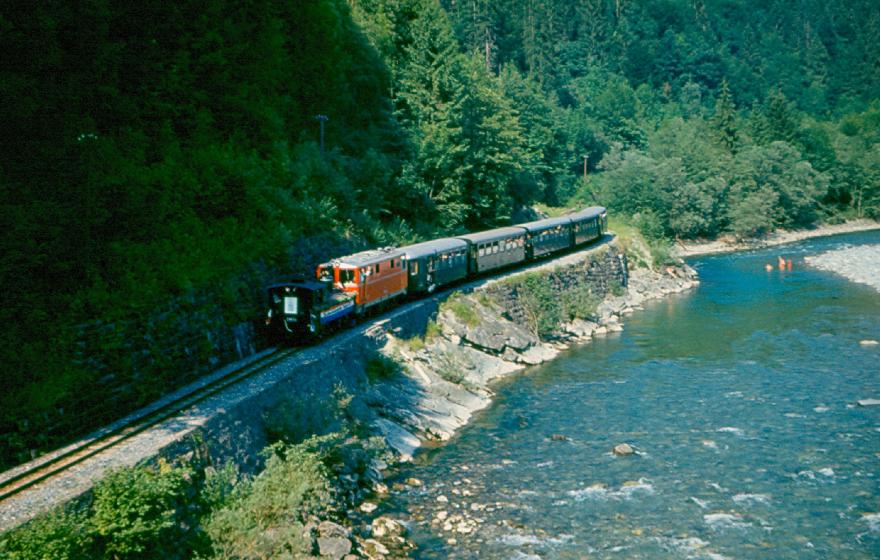 Mit der Diesellok 2095.06 bei km 6,4 im Achtal am 11. Juli 1971.