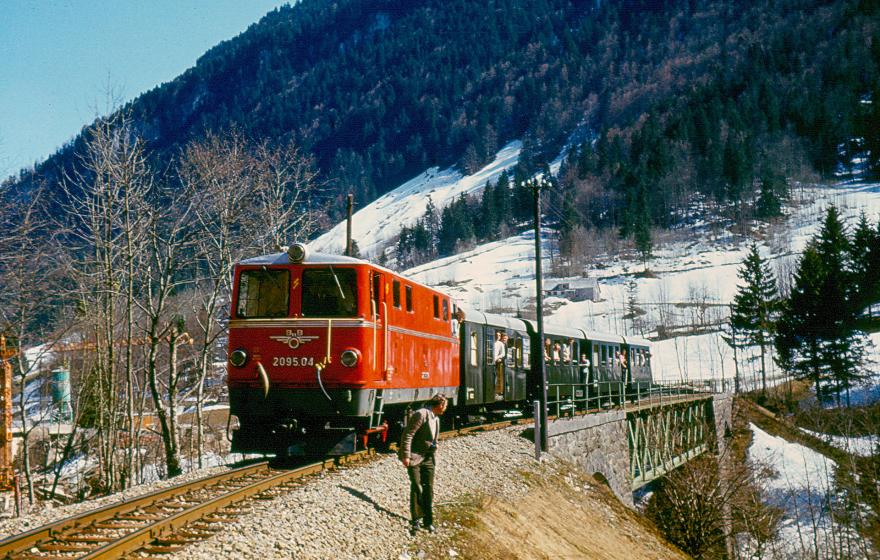 Der Sonderzug passiert die rund 30 Meter lange Sporeneggbrücke über die Bregenzerach am 1. Mai 1973.