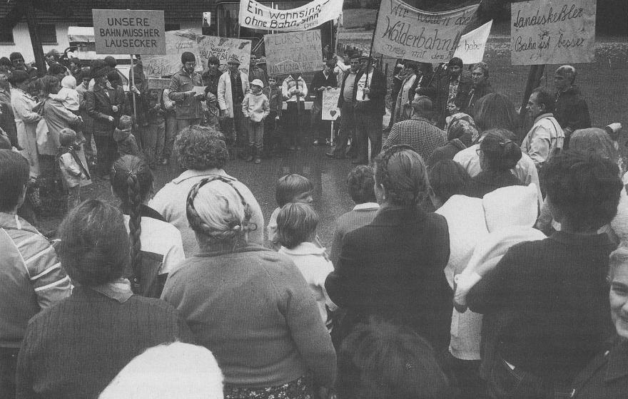 Demonstration für die Erhaltung der Bregenzerwaldbahn am 25. Juli 1981.