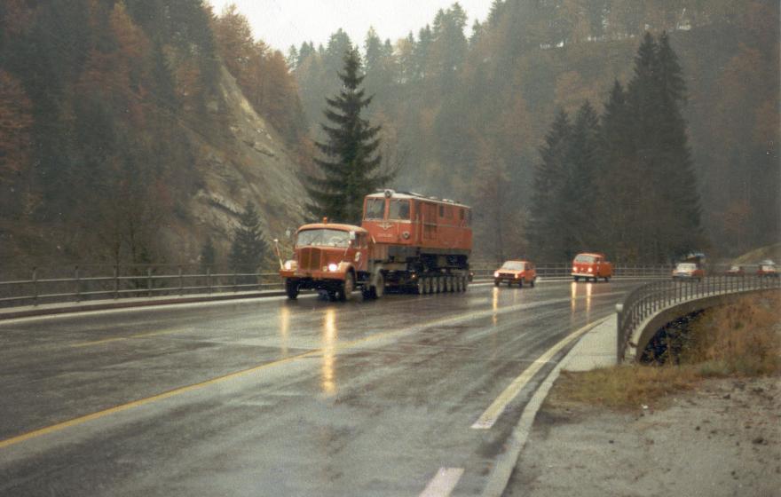 Abtransport auf dem Straßenweg: Die Diesellok 2095.05 auf der Tuppenbrücke in Egg am 10. Nov. 1980.